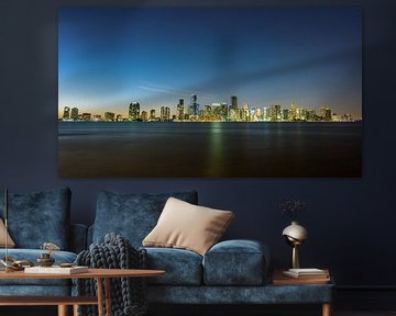 USA, Florida, Nachtsilhouette der Stadt Miami, die sich im Wasser spiegelt von adventure-photos