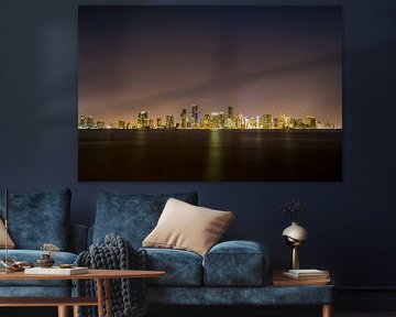 USA, Florida, Reflektierende schöne Stadt Lichter der Skyline von Miami von adventure-photos