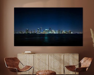 USA, Florida, Miami City Skyline bei Nacht mit Wasserfront von adventure-photos