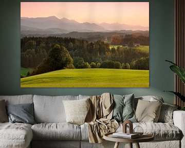 Zonsondergang in de uitlopers van de Alpen in Chiemgau