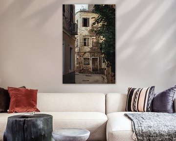 Doorkijkje in een straat in Corfu Stad | Reisfotografie fine art foto print | Griekenland, Europa van Sanne Dost