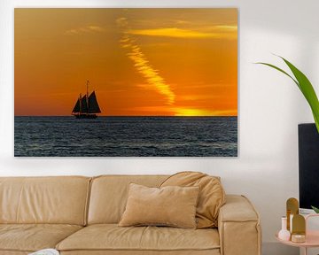Verenigde Staten, Florida, Zeilschip oranje geschilderde zonsondergang hemel van Simon Dux
