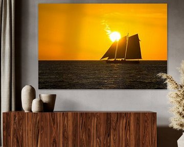 USA, Florida, Segelschiff mit orangefarbenem Sonnenuntergangshimmel hinter Segeln von adventure-photos