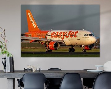 Schönes Abendlicht scheint auf diesen Airbus A319-111 von easyJet in einer Sonderlackierung. von Jaap van den Berg