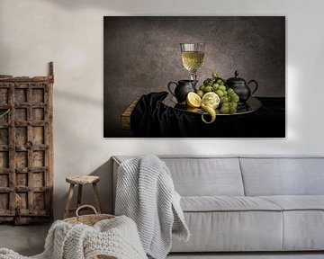 Modern stilleven witte wijn en druiven