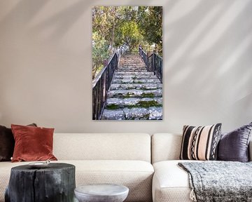 oude trappen van steen naar de heuvel van de kerk in Porto Cervo Sardinië