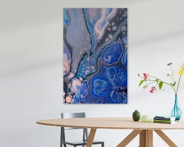 Vloeibare kleuren: blauw, turquoise, zandkleur en oudroze stromen langs elkaar (abstract) van Marjolijn van den Berg