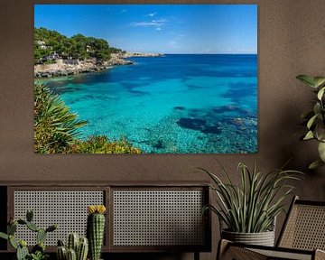 Mallorca, Zomertijd bij paradijselijke baai van cala gat turquoise wateren panorama van adventure-photos