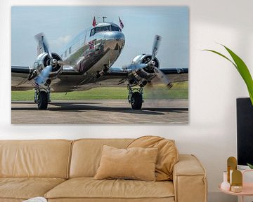 Le magnifique Douglas C-47 Skytrain en métal nu de l'organisation à but non lucratif Dakota Norway d sur Jaap van den Berg
