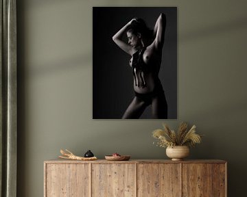 Staand naakt laungerie model van Alex Neumayer