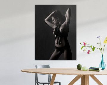 Nude laungerie modell stehend von Alex Neumayer