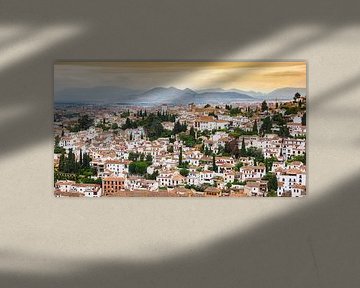 Zonsondergang over de Sierra Nevada en de historische stad Granada in Andalusie