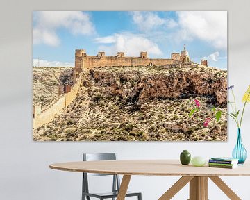 Landschap met de Jayran muur (een Moorse muur) en de Cerro San Christobal Muur in Almeria, Andalusië van WorldWidePhotoWeb