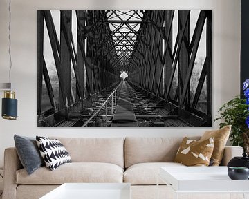 Oude spoorbrug in zwart wit