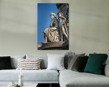 Beeld van kind met moeder bij beeld Camillo Benso, graaf van Cavour in Turijn van Joost Adriaanse
