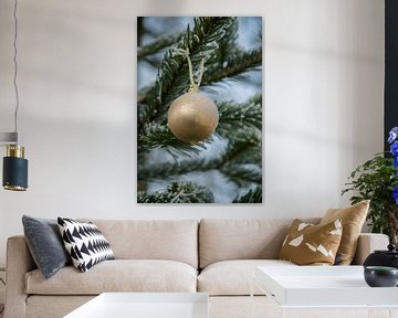 Mooie gouden kerstbal in de kerstboom