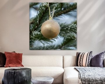 Mooie gouden kerstbal in de kerstboom van Patrick Verhoef