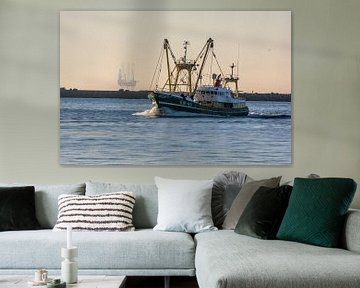 Bateau de pêche en route vers IJmuiden entre les quais sur scheepskijkerhavenfotografie