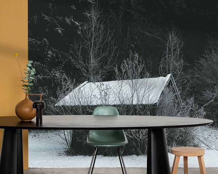 Sfeerimpressie behang: Hut in de sneeuw met vorst van Andreas Friedle