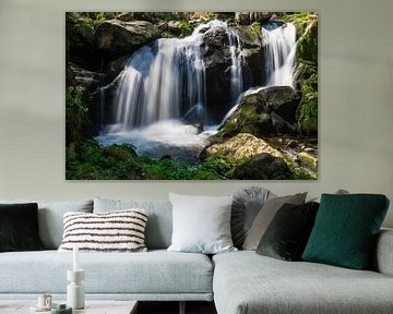 Zon die op watervallen tussen groene rotsen schijnt panorama van Simon Dux