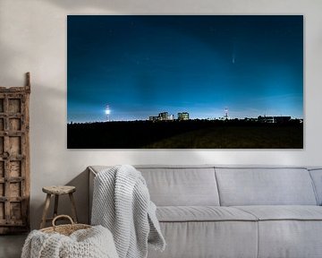 Deutschland, Stuttgart, Juli 2020, Berühmter Komet neowise über Skyline von Simon Dux