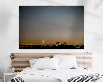 Komeet neowise 2020 boven tv-toren van stuttgart stad Duitsland bij nacht panorama van adventure-photos