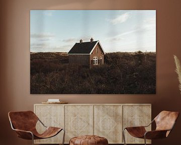 Haus der West-Amsterdam-Wasserversorgungsdünen | Niederländischer Fine-Art-Fotodruck | Niederlande,  von Sanne Dost