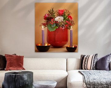 Stilleven met een boeket bloemen in een vaas en twee kaarsen van ManfredFotos