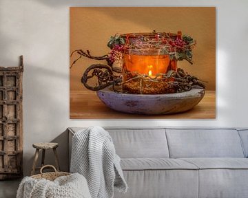 Herfstdecoratie met een glazen vaas en een theelichtje van ManfredFotos