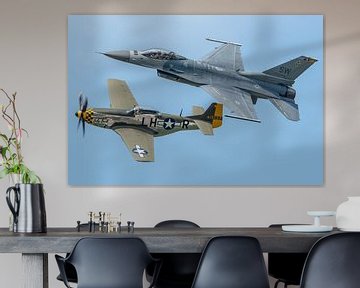 Formatie van de P-51 Mustang "Baby Duck" en een Lockheed Martin F-16C Fighting Falcon tijd van Jaap van den Berg