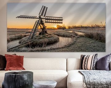 Vieux moulin de polder au lever du soleil. sur Dafne Vos