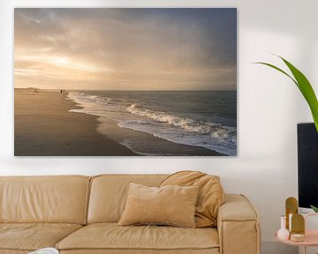 Pêcheurs sur la plage de De Banjaard pendant le coucher du soleil sur John van de Gazelle