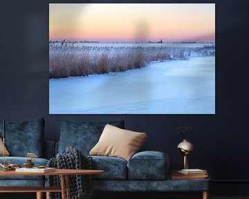 Ondergaande zon op een besneeuwd landschap bij Jutrijp in Friesland. Wout Kok  One2expose