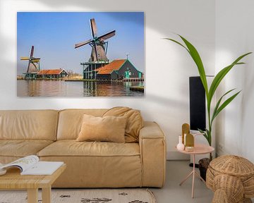 Kleurrijke houten windmolens aan de Zaan rivier in Zaanse Schans, Nederland