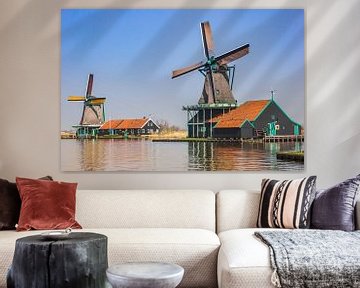 Kleurrijke houten windmolens aan de Zaan rivier in Zaanse Schans, Nederland van Marc Venema
