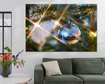 Stervormige lichtjes en zilverkleurige kerstbal van Wim Stolwerk