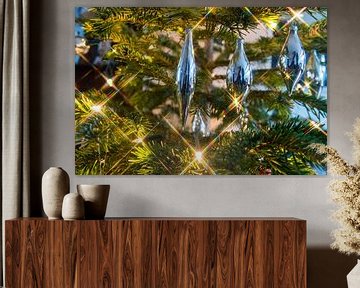 Zilverkleurige kerstdecoratie met stervormige lichtjes van Wim Stolwerk