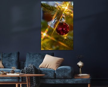 Kerstklokje en kerstbal met stervormige lichtjes van Wim Stolwerk