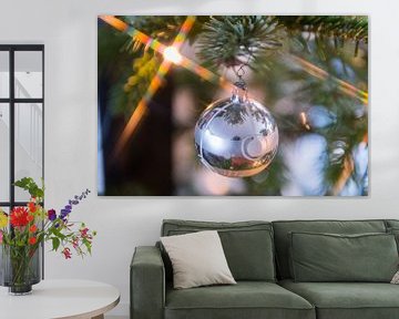 Zilverkleurige kerstbal en stervormige lichtjes van Wim Stolwerk
