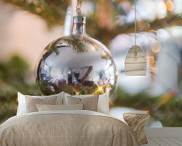 Zilverkleurige kerstbal en stervormige lichtjes van Wim Stolwerk