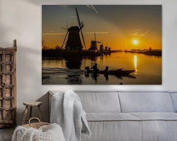 Nederlands polderlandschap bij Kinderdijk net na zonsopkomst.