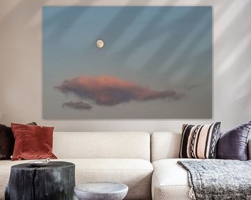 Avondlucht met maan en kleurrijke wolk