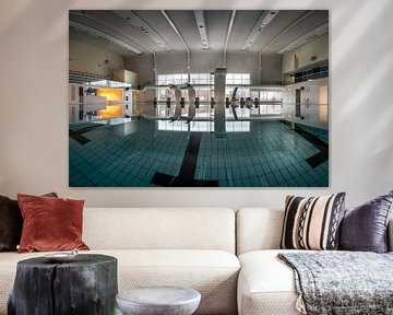 Leeg zwembad het HOFBAD in Ypenburg van Jolanda Aalbers