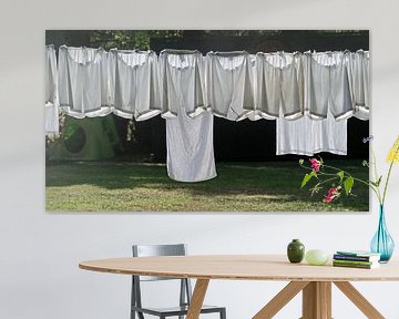 Die weiße Wäsche hängt im schönen Gegenlicht auf einem Bauernhof zum Trocknen auf von Gert van Santen