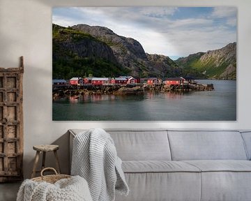 Rote Bootshäuser im Nusfjord auf den Lofoten, Norwegen