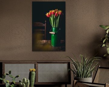 Tulpen in ouderwetse melkkan van Maaike Zaal