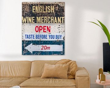 Aan zee aangespoeld oud bord van een Engelse wijnhandel van Martin Bergsma
