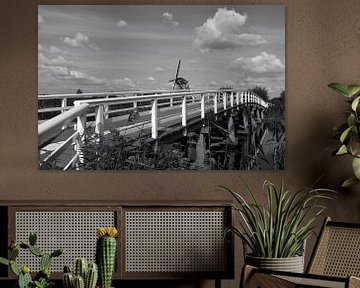 Brug met op de achtergrond molen in Kinderdijk van W J Kok