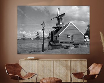 zwart wit foto van een molen in de Zaanse Schans van W J Kok