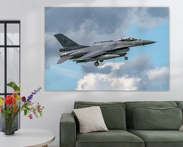 Eine General Dynamics F-16 Fighting Falcon der Königlichen Niederländischen Luftwaffe ist im Begriff von Jaap van den Berg